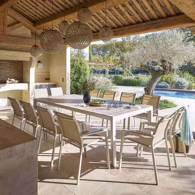 Mesa de jardín Hespéride Evasion con efecto madera lino y arcilla, 12 plazas, aluminio lacado beige