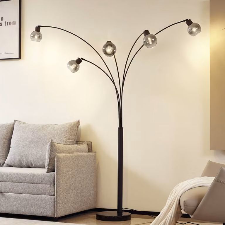 Lámpara de pie de arco Braccio Lindby en metal y cristal negro para salón o comedor