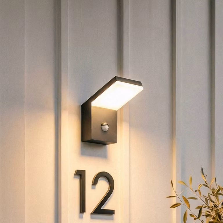 Aplique de exterior LED Arcchio con sensor de movimiento, diseño moderno en aluminio y plástico, color negro