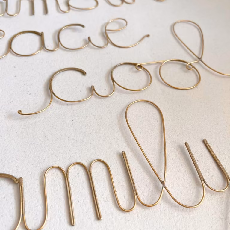 Decoración de pared HomeMaison Palabra Peace en metal de latón dorado de estilo moderno