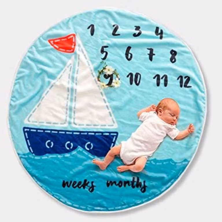 Manta de hito mensual para bebé Petit Alo con diseño de barco en color azul y tejido de algodón y muselina