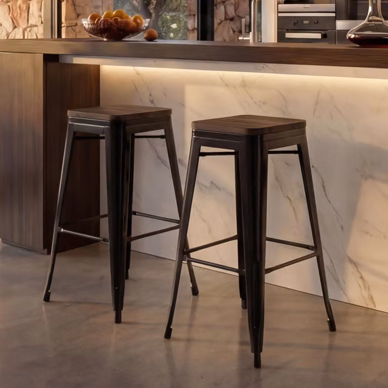 Juego de 2 taburetes de bar Mendler con asiento de madera de olmo y estructura de metal negra de diseño industrial apilables