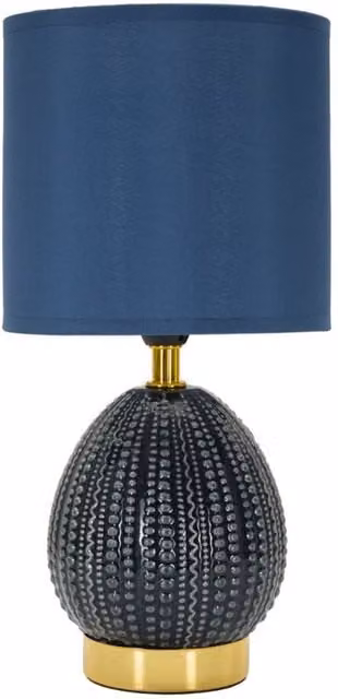 Lámpara de mesita de noche Flavi de KENDRA HOME en cerámica azul con pantalla de tela blanca y detalles en dorado