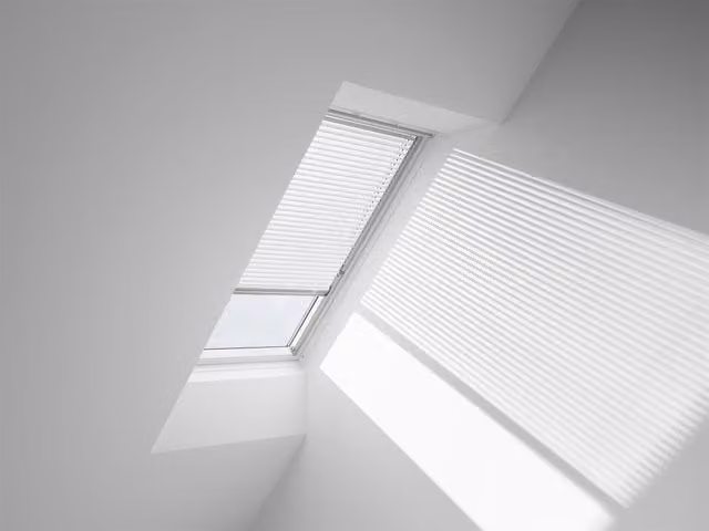 Cortina veneciana manual Velux Modelo PAL en color blanco y plata, An/Al: 98 x 55 cm