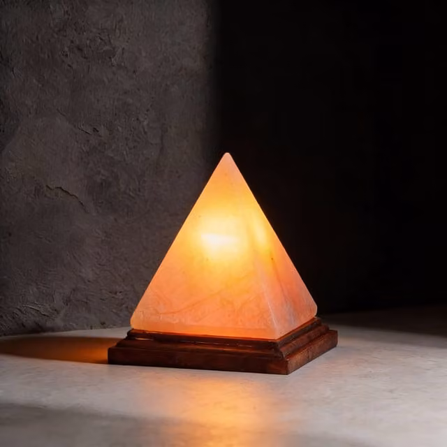 Lámpara de sal pirámide Rabalux con base de madera y piedra en tonos naranja y marrón para mesa