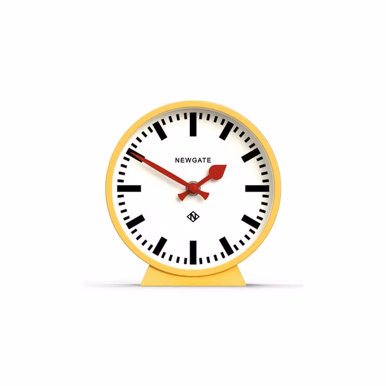 Reloj de mesa analógico Newgate con diseño retro redondo en color amarillo