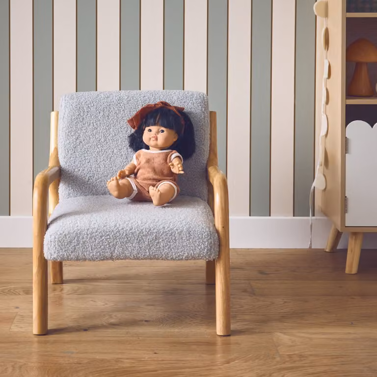 Sillón infantil escandinavo Sweeek de madera y tela borreguito gris, An/P/Al: 45 x 43 x 50 cm