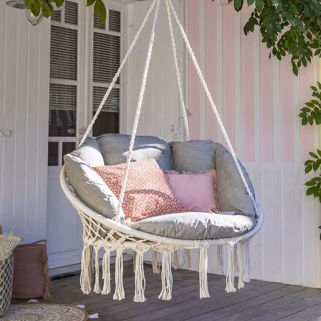 Silla colgante lounge Cordessa de Hespéride con cojines en beige y gris para jardín o terraza con estructura de acero mate