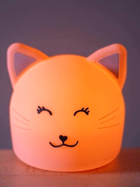 Lámpara de noche Mrs. Cat TRIXIE rosa con temporizador y batería recargable en silicona