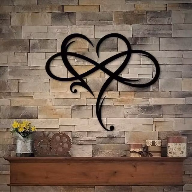 Decoración de pared de metal XISRENS con diseño de corazón infinito abstracto en color negro, An/P/Al: 35 x 29 x 1 cm