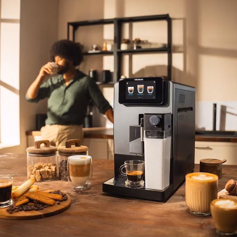 Cafetera Cecotec Cremmaet Latte Touch con pantalla táctil y porciones programables en color negro