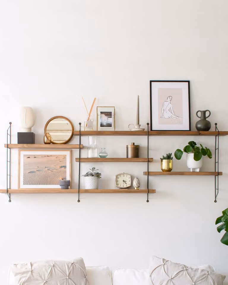 Estantería de pared Hannun de madera de pino y metal en color marrón y negro de estilo escandinavo