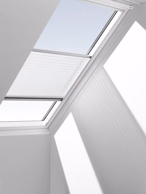 Cortina plisada manual Velux Modelo FHL de color blanco, térmica y semitransparente, An/Al: 118 x 114 cm