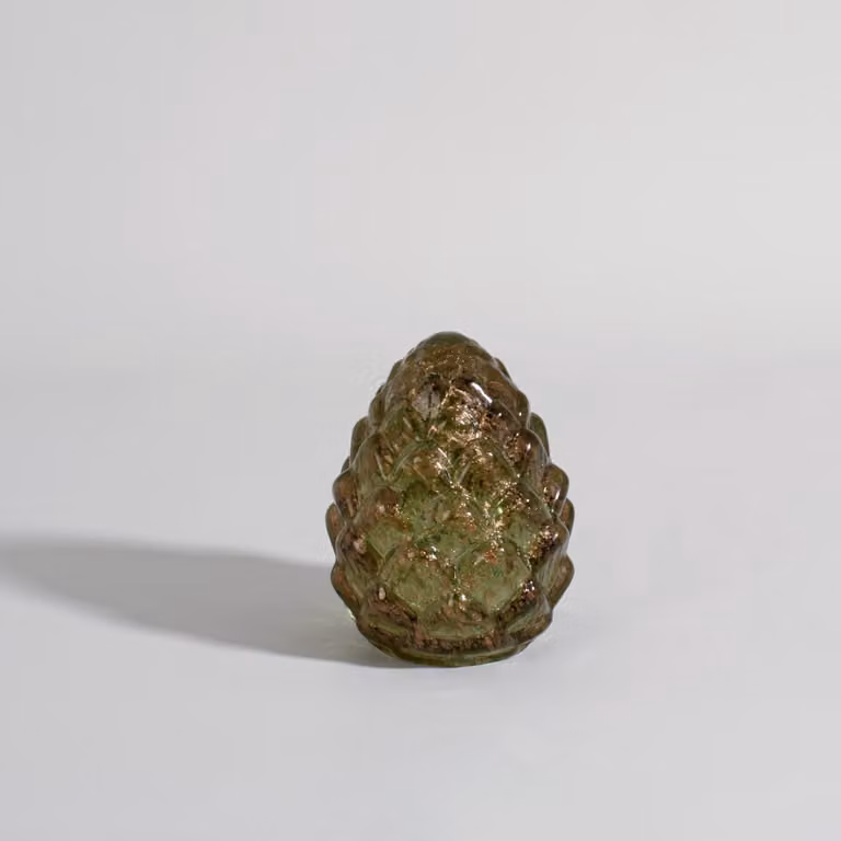 Figura decorativa de piña de Maisons du Monde en vidrio verde y dorado, Altura: 15 cm