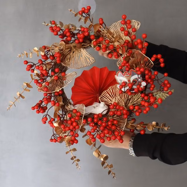 Corona Decorativa de Navidad Infinite con Bayas Rojas, Hojas Verdes y Luces, Diámetro: 40 cm