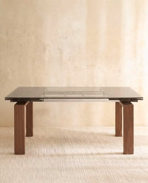 Mesa extensible Qubic de El Corte Inglés en madera de nogal y cristal marrón
