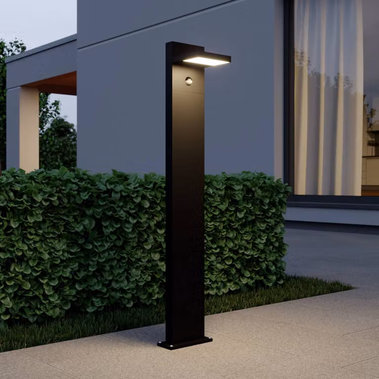 Baliza LED Lucande con sensor de movimiento para exterior en color negro y gris, fabricada en aluminio y plástico con iluminación blanco cálido