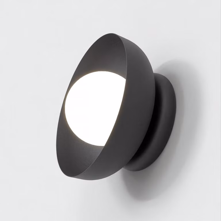 Lámpara de pared moderna Kendra Home en color negro con acabado de metal y cristal para salón o pasillo
