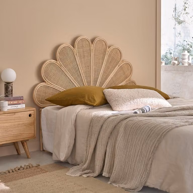 Cabecero de ratán y madera maciza BERAH GETAH en color marrón y beige para dormitorio estilo boho