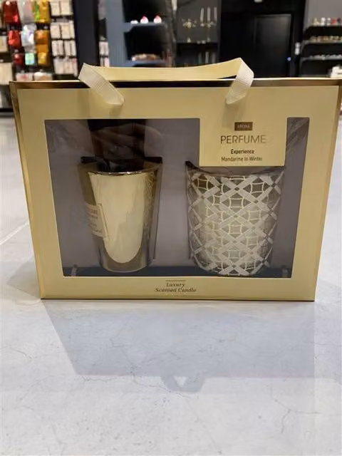 Caja Glima de Feeric Lights & Christmas en madera y cristal con detalles dorados y blancos para mesa