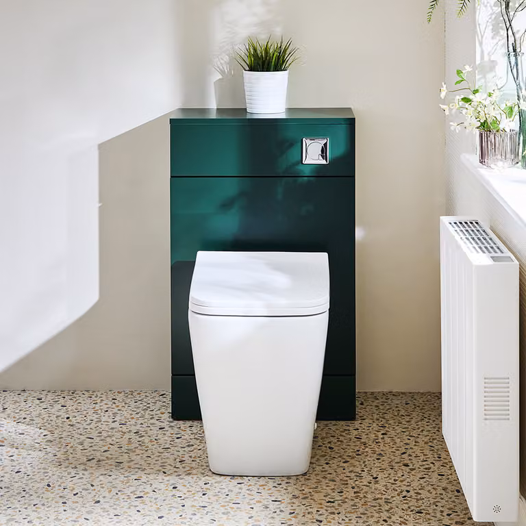 Mueble de baño empotrado Hudson Reed con inodoro de cerámica verde oscuro, placa de accionamiento cromada y asiento de cierre suave, An/P/Al: 50 x 76 x 81,6 cm