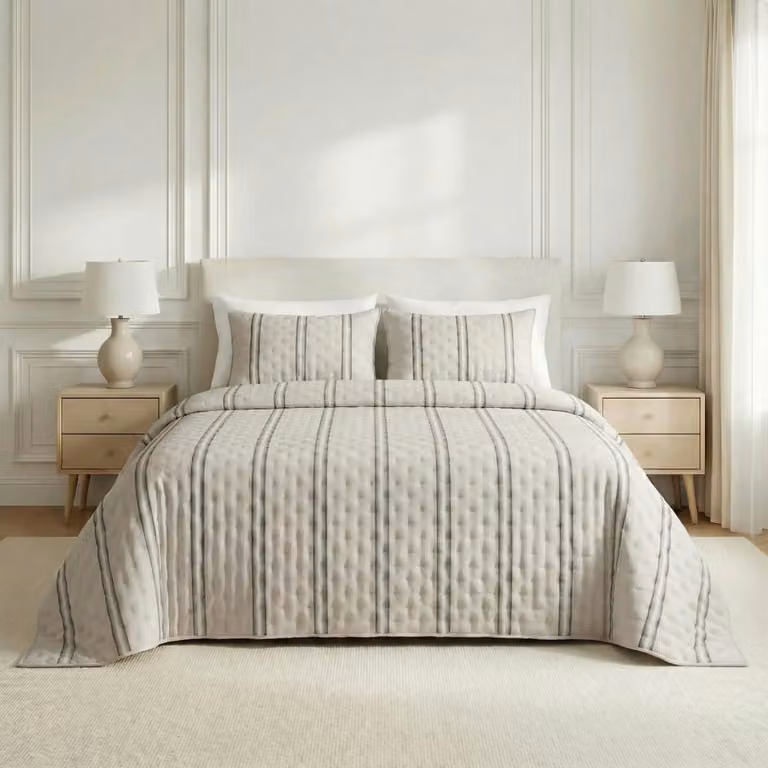 Colcha de microfibra acolchada con estampado de rayas beige para cama de 180 x 270 cm