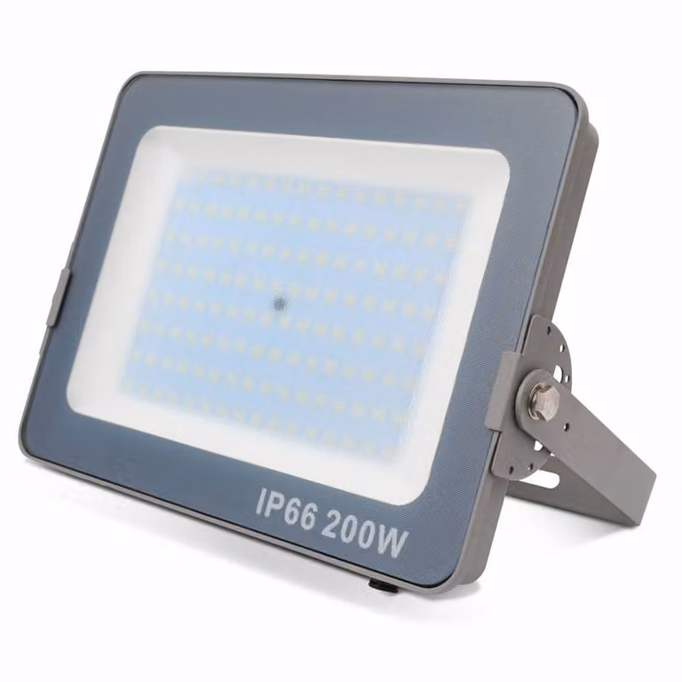 Proyector LED Osram Floodlight de 200W en color blanco con luz blanca fría para jardín