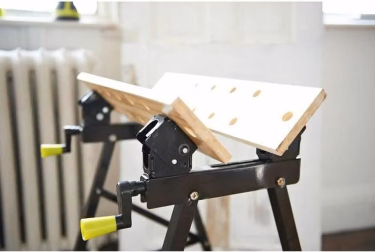 Banco de trabajo portátil y plegable Ryobi RWB02 ajustable en altura de madera y metal, color marrón y negro, capacidad de 100 kg, An: 60,5 cm, Al: 18 cm