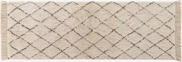 Alfombra de pasillo lavable Bikaner de El Corte Inglés, diseño geométrico boho en blanco y beige con flecos, An/P: 200 x 70 cm