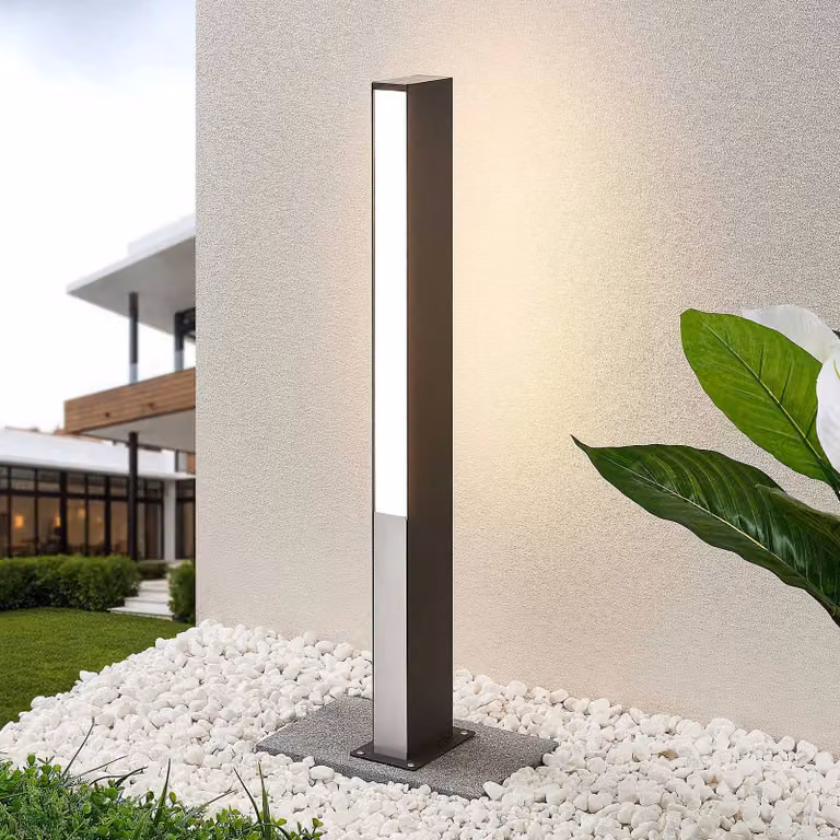 Baliza LED Aegisa de Lucande para exterior, diseño moderno rectangular en acero inoxidable, color negro o gris con luz blanca cálida