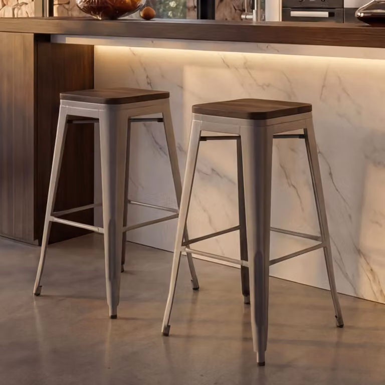 Juego de 2 taburetes de bar Mendler HWC-A73 con asiento de madera de olmo y estructura de metal gris, diseño industrial y apilables