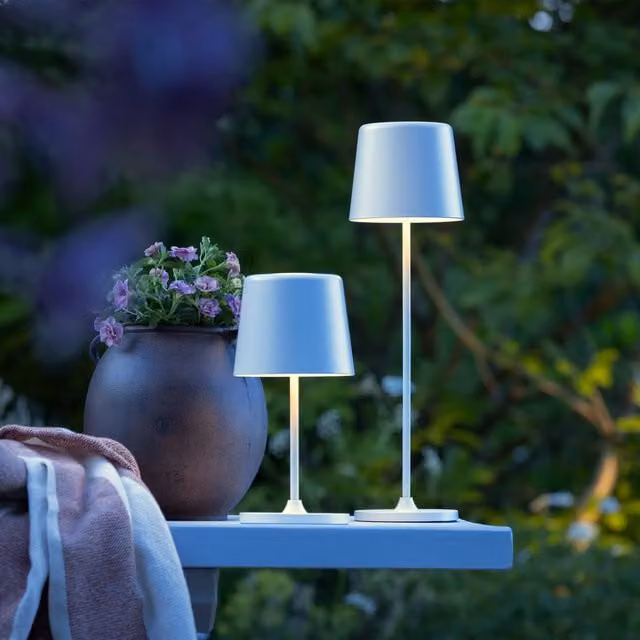 Lámpara de mesa LED Kaami Brilliant con control táctil y regulación de intensidad, estructura de aluminio blanca y pantalla blanca con luz cálida 3000K