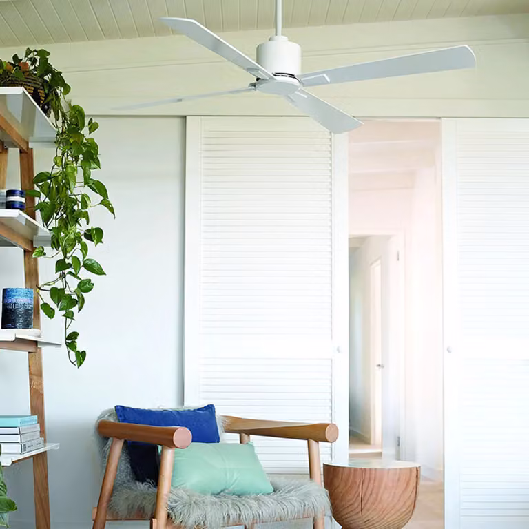 Ventilador de techo Airfusion Climate DC de Beacon Lighting en color blanco y acabado de madera para tu salón o sala de estar