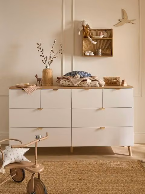 Cómoda doble Vertbaudet de madera y metal en color blanco y dorado para dormitorio infantil