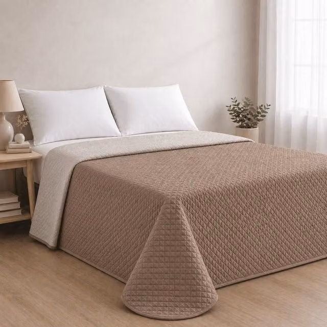 Colcha reversible acolchada bicolor beige de Donegal Collections para cama de 190 x 270 cm