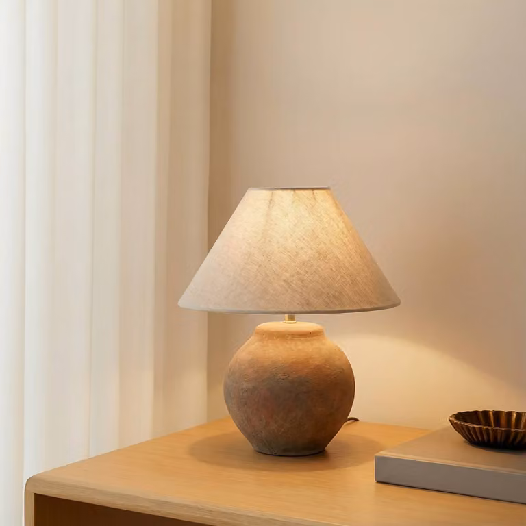 Lámpara de mesa Lucande Thalorin de cerámica y textil en marrón y beige, estilo nórdico, Altura: 39 cm