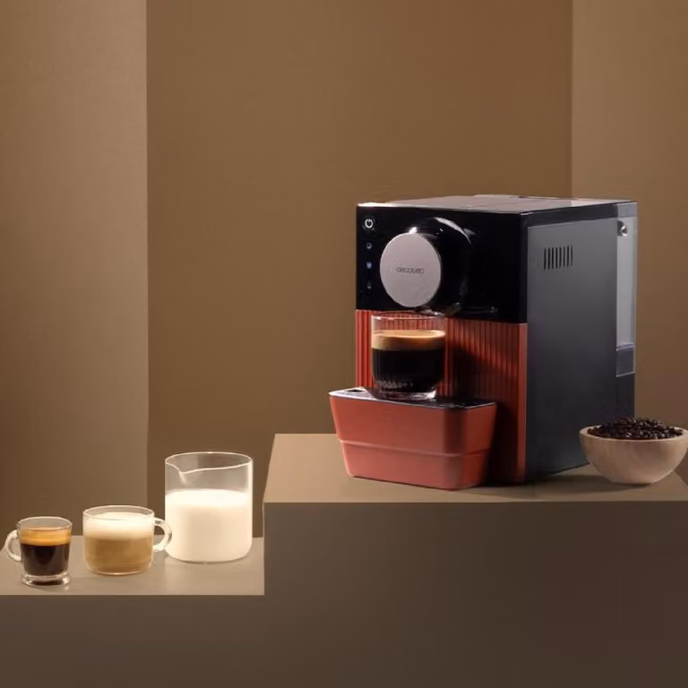 Cafetera de encimera Cecotec Cremmaet Cube con pantalla táctil en color negro y rojo