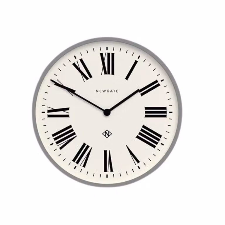 Reloj de pared analógico moderno y redondo Newgate en color gris