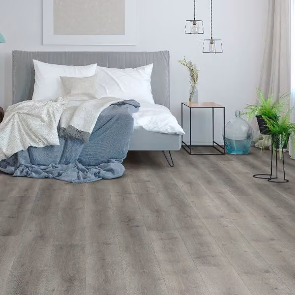 Suelo laminado Cooke Lewis efecto madera gris resistente al agua de 8 mm con sistema click