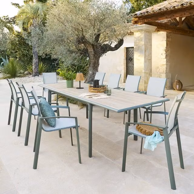 Mesa de jardín extensible Hesperide Dilors de aluminio para 10 plazas en color verde oliva y marrón con acabado mate y resistente a los rayos UV