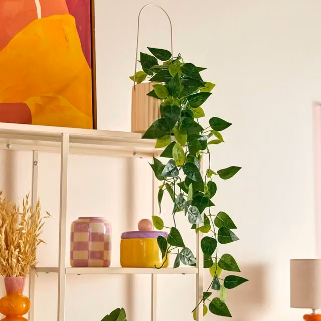 Planta artificial colgante verde con maceta de cerámica beige Atmosphera