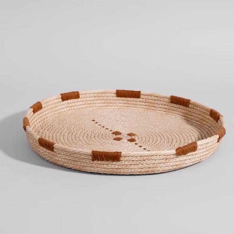 Bandeja decorativa redonda con diseño abstracto boho Maisons du Monde en beige y violeta