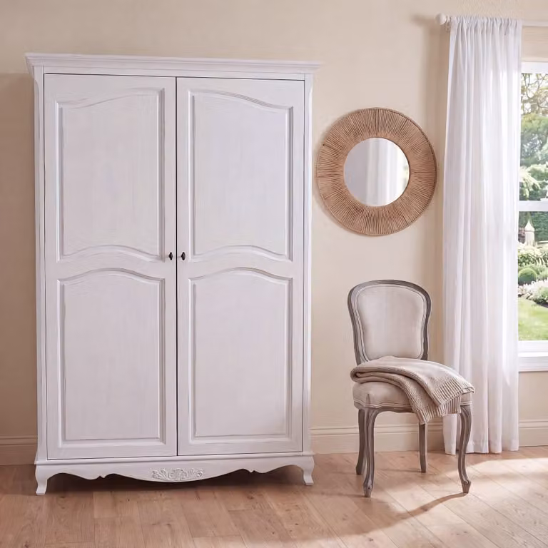 Armario de pino macizo blanco Maison du Monde con puertas batientes y estantes internos de estilo clásico para dormitorio, An: 130 cm