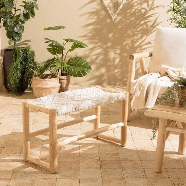 Banco de ramas Will de MACABANE en teca natural con asiento de macramé blanco