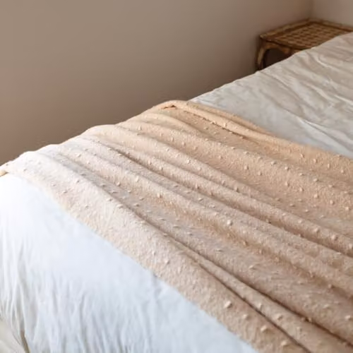 Camino de cama Home Maison QABANE con estampado de lunares y flecos, color beige, An/P/Al: 75 x 190 cm