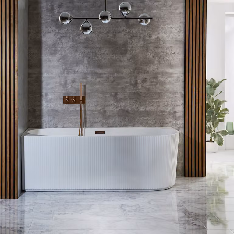 Bañera de esquina exenta Hudson Reed en color blanco, fabricada en acrílico, con diseño para lado izquierdo. An/P/Al: 170 x 80 x 58 cm