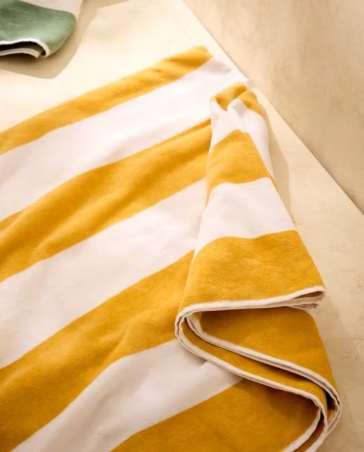 Toalla de playa XL Flota de El Corte Inglés, diseño de rayas en color amarillo y confeccionada en algodón de rizo de alta calidad para adultos
