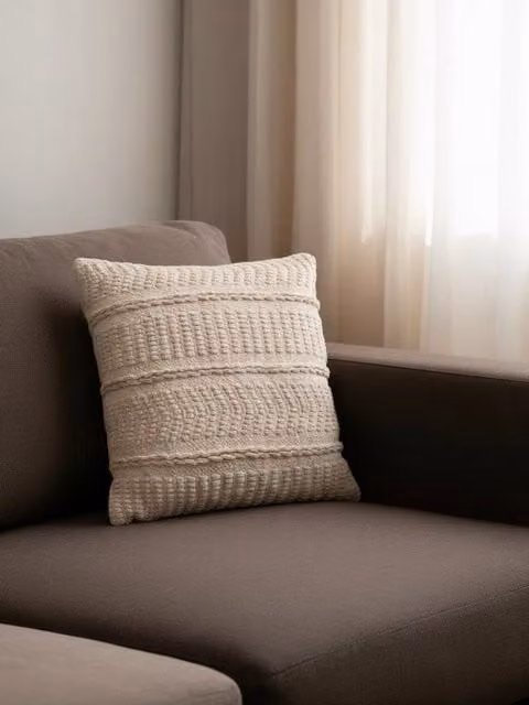 Cojín Clove de Kenay Home, diseño étnico a rayas en color beige, de algodón y forma cuadrada, An/P/Al: 45 x 45 x 1 cm