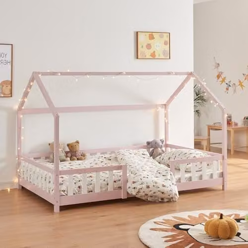 Cama infantil Sisimiut de en.casa fabricada en madera de pino con forma de casita, reja protectora y somier, color rosa y blanco, 140 x 200 cm