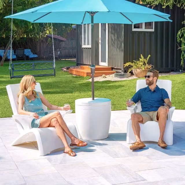 Silla Adirondack Step2 para piscina y jardín en plástico blanco con reposabrazos y protección UV